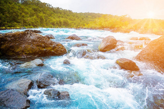 湛蓝的山区河流图片