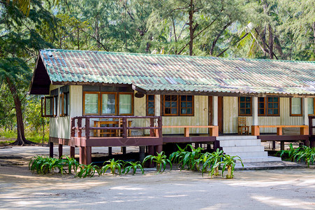KhaoSamRoiYot公园位于泰国班武里府Kui图片