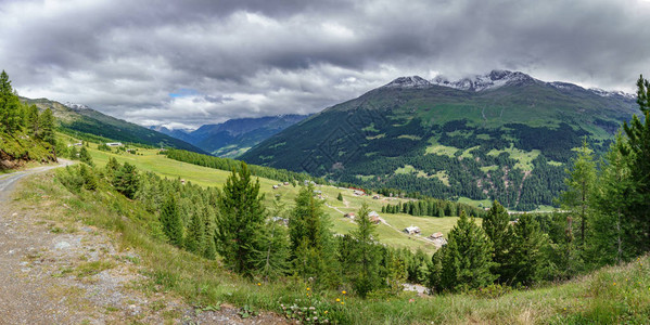 夏季高山白云石山全景图片