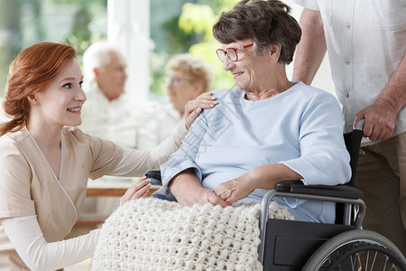 坐在轮椅上微笑的老年妇女感谢年图片