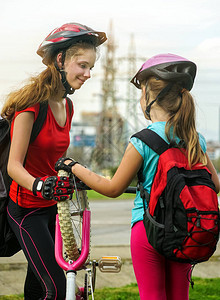 儿童女孩戴着自行车头盔图片