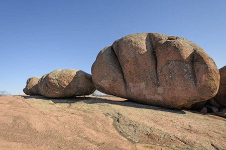 密苏里州大象岩州立公园花岗岩露头上的花岗岩巨石图片