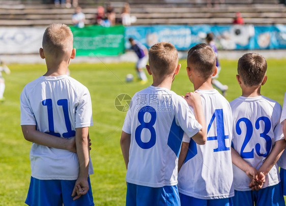 年轻男孩足球运动员球场上的青年足球运动员儿童运图片