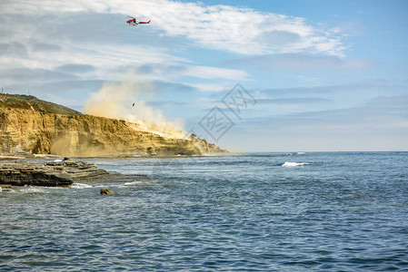 美国海岸警卫队直升机在飞行中图片