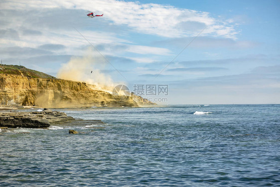 美国海岸警卫队直升机在飞行中图片