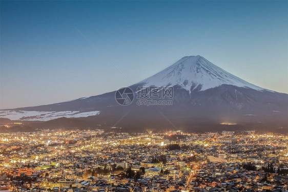 冬天的富士山和夜间的富士吉田镇图片