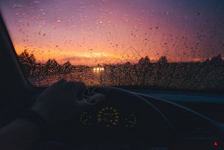 汽车玻璃背景下雨日落图片