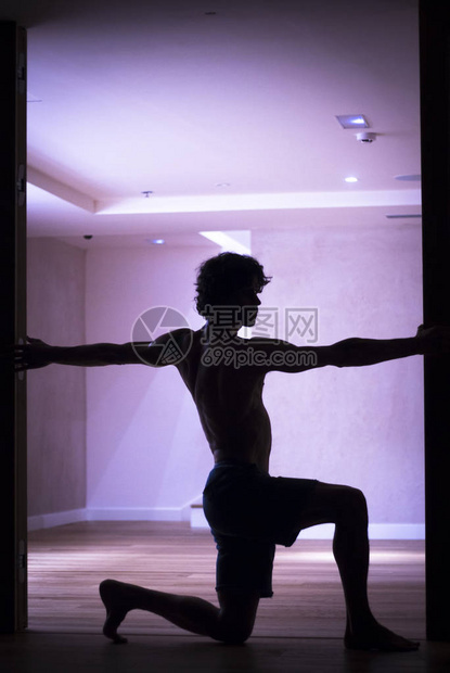 男瑜伽老师在健身室运动室做手立口腔和瑜图片