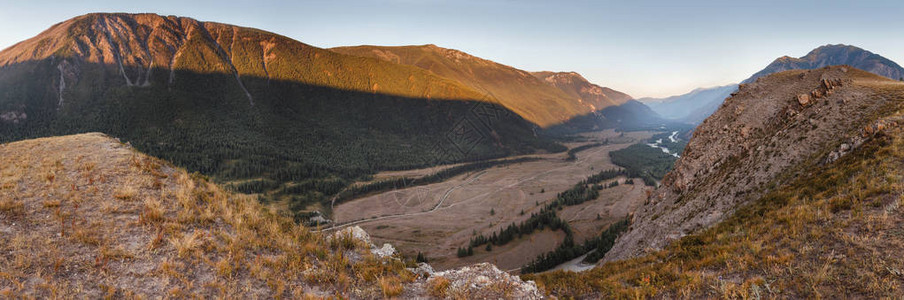 俄罗斯阿尔泰山脉狭窄的丘雅河谷宽广全景象图片