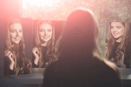 女孩看镜子长头发和幸福的脸女人美发师和理发师美丽和时尚图片