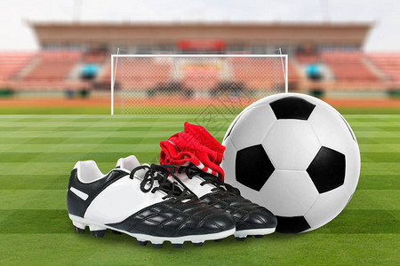 足球场上的足球鞋和足球图片