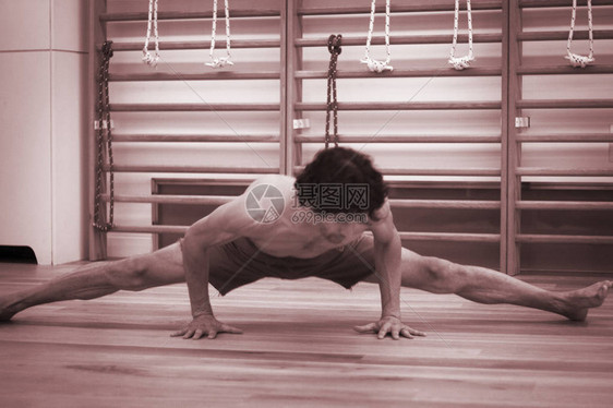 男瑜伽老师在健身房健身普拉提工作室做分裂体操和图片
