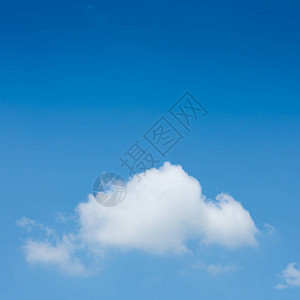 在湛蓝的天空背景上蓬松的一朵白云图片