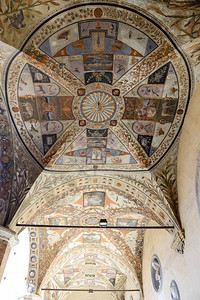 意大利锡耶纳ChigiSaracini宫殿拱门上的Fre图片