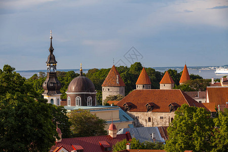 古塔林和俄罗斯东正教堂的红屋顶塔阳图片