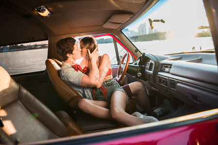 在车里接吻的情侣图片