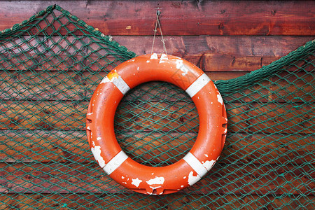 旧救生带或浮标和渔网航海主题装饰图片