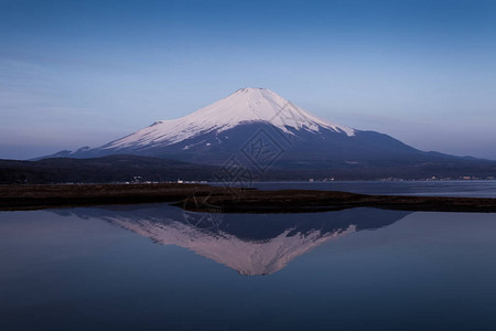 日本亚马纳西省藤山和中湖冬图片