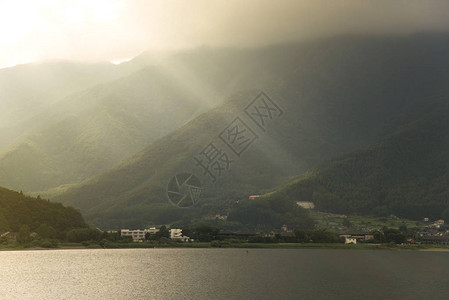 日本河口湖的夕阳和山峦背景图片