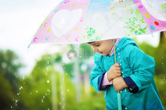 孩子在雨中带着伞图片