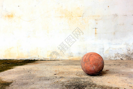 在旧体育厅的篮球场上背景是图片