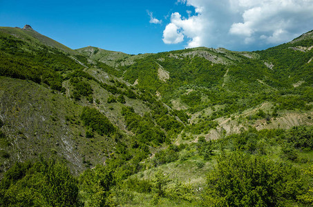 Zelenogorye附近的山峰通往Arpat瀑布的道图片