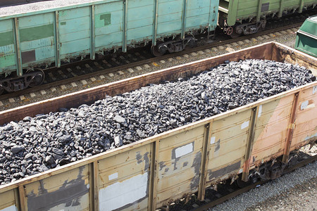 装煤的铁路车辆图片