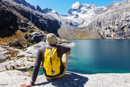 徒步旅行在科迪勒拉山系的场景图片