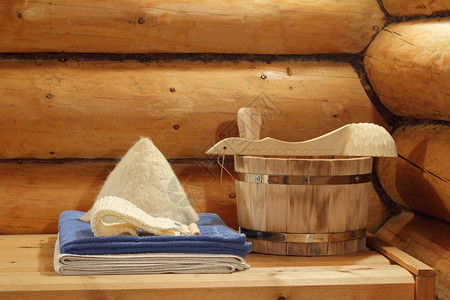 毛巾帽子和木桶在俄罗斯浴缸的木图片