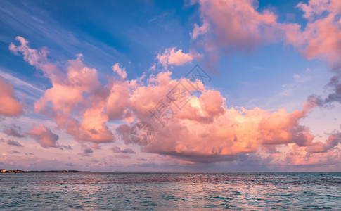 马尔代夫清蓝海水蓝色天空和云彩的热带晨海风背景图片