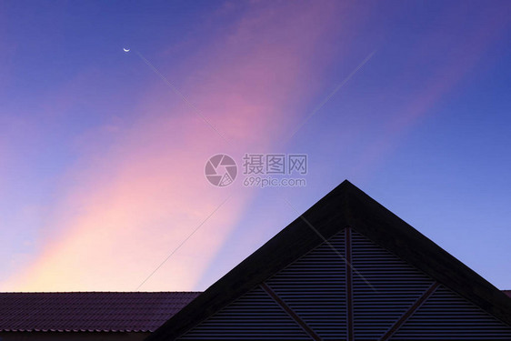 暮色天空下房屋建筑的剪影场景图片