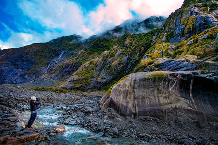 在南岛新西兰州重要旅行者目的地拍摄一张照片的旅游男客在FranzJo图片