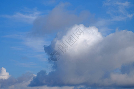 蓝天上浓密的白云背景图片