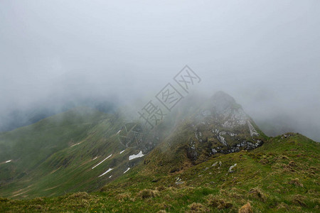 云雾缭绕的山峰壮丽风景图片