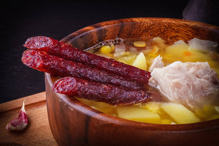 木盘豌豆汤配土豆排骨和腌香肠图片