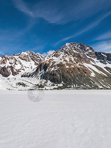 雪山的冬季风景与蓝天相比美丽的自然景色背图片