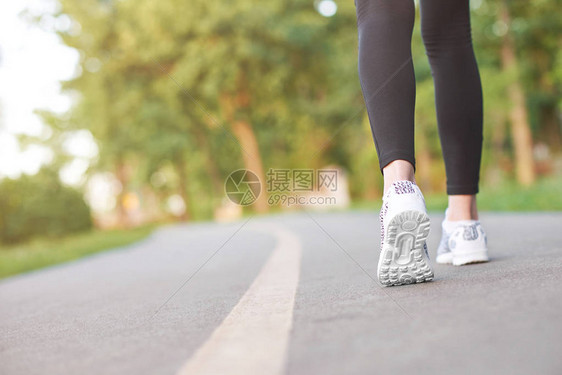 一名在森林复制空间运动中跑步的健身妇女的腿被割伤图片