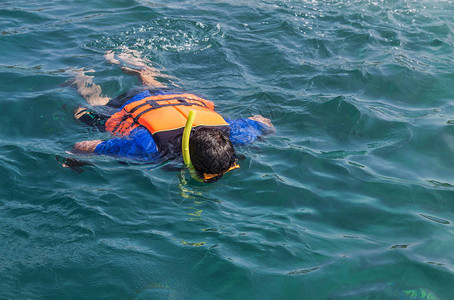 旅游者在泰国的菲斐群岛享受与安达曼海中的救生衣一同向上图片