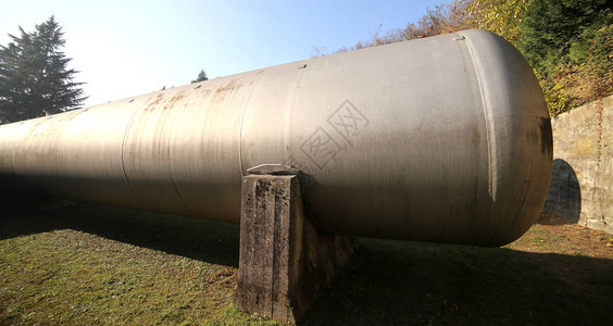 工业区的巨大储气罐大型钢瓶用于在能源危机或供应问题图片