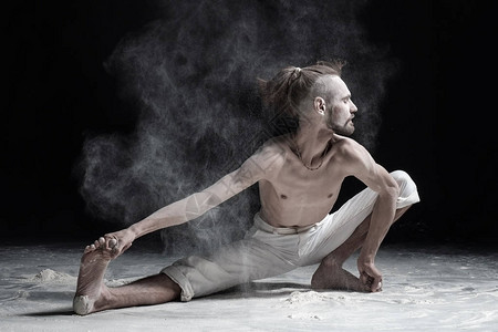 柔软的瑜伽人横跨侧肺或乌提塔纳马斯卡拉萨那图片