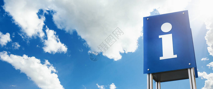 与云层天空背景相对的信息标志网站和杂志布局图片