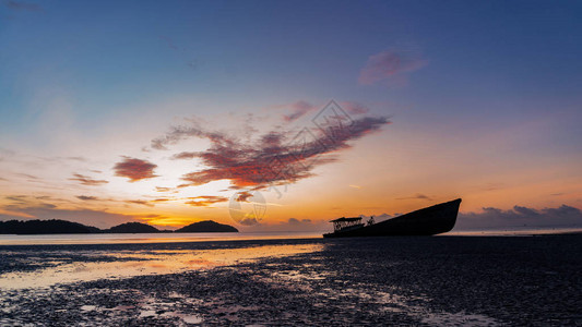 在安达曼海的滩上沉船美丽的日出或图片