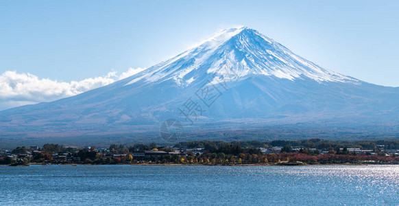 日本富士山的秋天河口湖是日本观赏富士山风景的图片