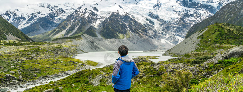 登山者在库克山公园的荒野景观中旅行图片