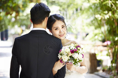 亚洲对夫妇结婚图片