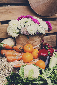 蔬菜秋季收获有机农民食品市场在当地市场销售的新鲜产品蔬菜和鲜花图片
