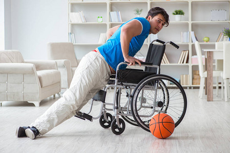 年轻篮球运动员坐在轮椅上背景图片