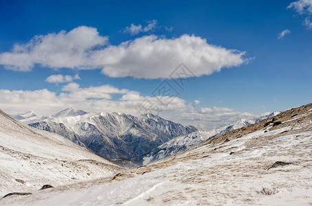 冬天雪下的高山俄罗斯Sayani图片