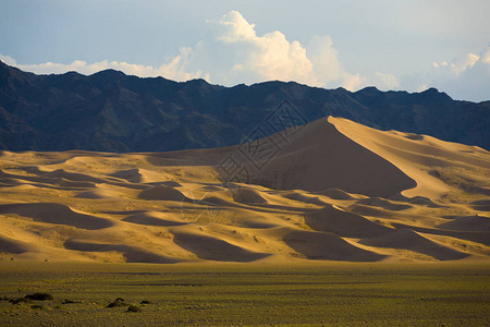 在蒙古南部高山背景深厚的KhongorEls沙丘底部观察图片