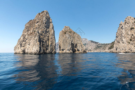 意大利卡普里岛FaraglioniRocks岩石的左边名字是图片